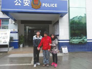 王江中和弟弟、大姑離開東南派出所前的合影。張文敏攝