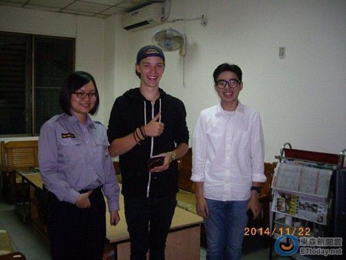 德男子赴臺(tái)旅游被司機(jī)丟車外 去警局嚇哭大呼丟臉 德男子赴臺(tái)旅游被司機(jī)丟車外 去警局嚇哭大呼丟臉