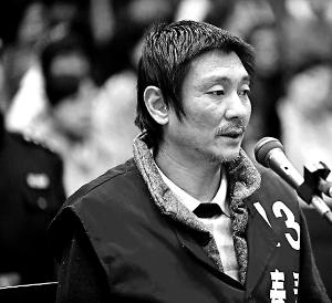 庭審時(shí)，鄭東稱自己想隨女兒一起去，請(qǐng)求法院判他死刑立即執(zhí)行