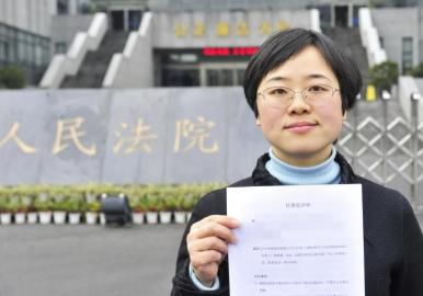 12月3日，起訴代理人出示公訴書。