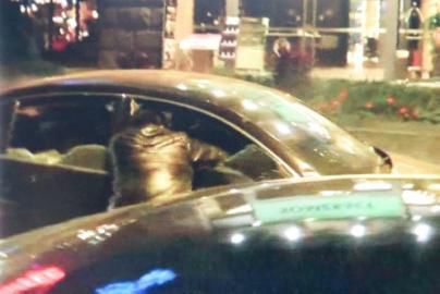 一警察試圖讓汽車停下。