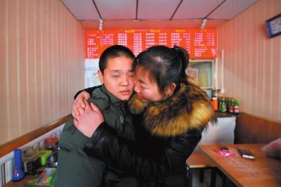何女士找到了兒子小新后，把兒子緊緊抱在懷里。京華時報記者趙思衡攝