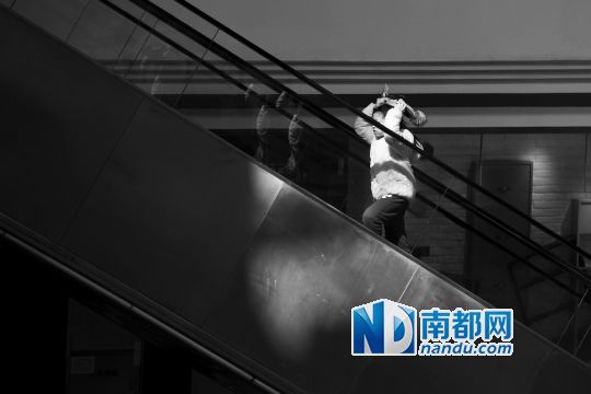 12月12日上午，正佳廣場(chǎng)內(nèi)，任淘淘在扶梯上奔跑玩耍。