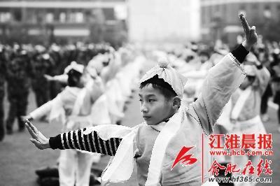 學(xué)生們?cè)谶M(jìn)行集體武術(shù)操展示。