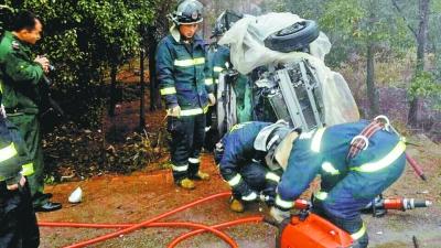 消防官兵正準備拆車門救人。