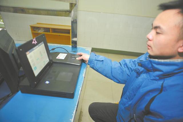 高考報名錄入指紋開始執(zhí)行,在校生由學(xué)校統(tǒng)一錄入。