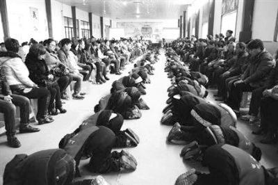 學(xué)生們?cè)诶蠋煹闹笇?dǎo)下，一起給父母下跪謝恩。微博截圖