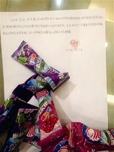 為表謝意，他特意買來20根棒棒糖送給民警。