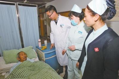 老人病治好了，可他卻一直躺在醫(yī)院的病床上。