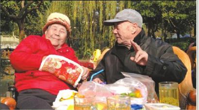 結婚60年，梁玉芹婆婆和王再功爺爺恩愛如初。