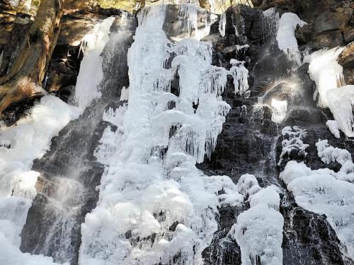富士河口湖畔的瀑布結(jié)冰，成了一道“冰瀑”。