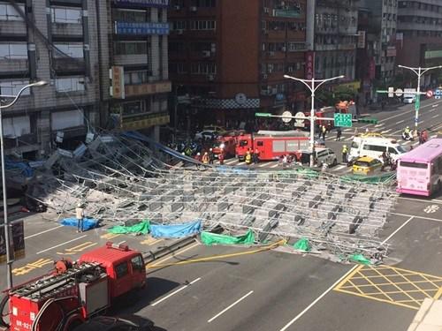 臺(tái)北市寧波東街和羅斯福路交叉口23日有腳手架倒塌，占據(jù)車道。臺(tái)灣“中央社”