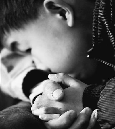 10歲小兒子緊緊握著哥哥的手。資料圖片