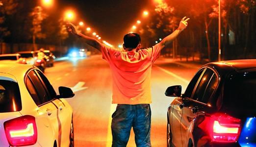 2013年8月25日凌晨，北京，在東壩大街路口進(jìn)行的一場(chǎng)飆車。