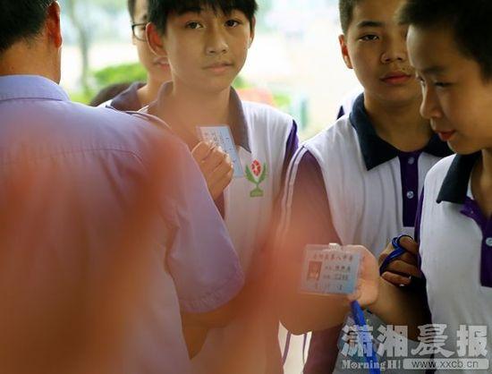 5月26日，岳陽縣第八中學(xué)，學(xué)生出校門時(shí)出示通行證