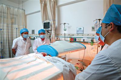 受傷醫(yī)生覃某正在進行治療。昨日上午，醫(yī)生覃某在醫(yī)院乘電梯期間，被一名患者潑汽油并點燃，致重度燒傷。圖/CFP