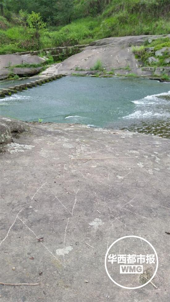 地上寫著：ZZ，我喜歡你