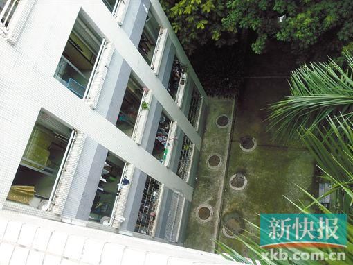 據(jù)目擊者稱,當(dāng)時(shí)墜樓者躺在右排中、下兩個(gè)井蓋中間附近。