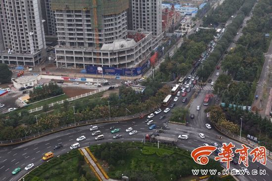 近日，不少通過(guò)陳楊寨轉(zhuǎn)盤的司機(jī)發(fā)現(xiàn)，4個(gè)方向的路口共新設(shè)了8個(gè)紅綠燈。