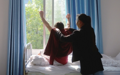 出院前，窗外透進一道陽光，打在他的身上。