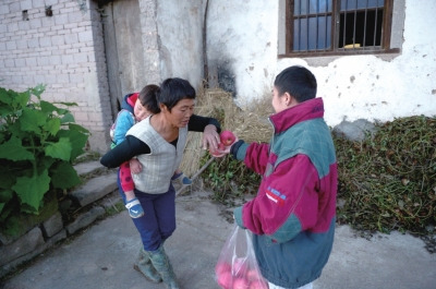 看到他遞來蘋果，村人尷尬地笑笑，婉拒了。