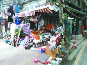 工作人員清理前，阿姨家周圍垃圾如山。