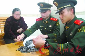手機(jī)內(nèi)存卡因體積小、價值高，成為水客走私的“新寵”。圖為邊防官兵正在清點(diǎn)走私物品。
