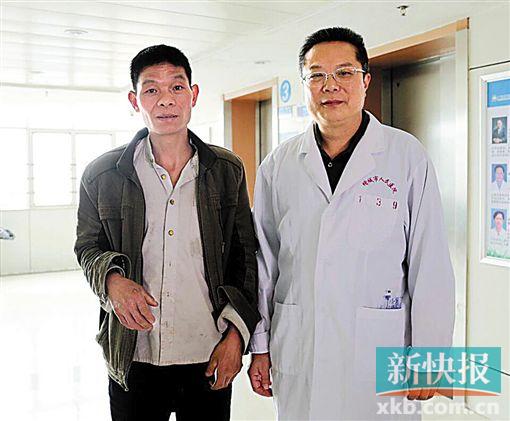 黃式水與增城區(qū)人民醫(yī)院醫(yī)生合影。 通訊員供圖