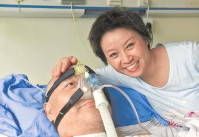 一年多來，楊曉華陪伴著臥病在床的男友，一日三餐悉心照料，毫無怨言。