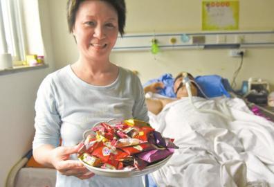 下周三兩人有望拿到結(jié)婚證，21日，喜氣洋洋的楊曉華已經(jīng)準(zhǔn)備好了喜糖。