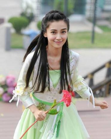 但是和倪妮站在一起，黑了一個色號，整個人都有點黯淡了。