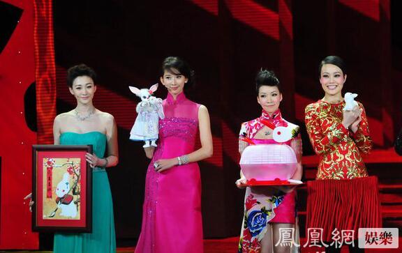 一直覺得長得奇怪的景甜，跟劉天仙的合影，竟然還不錯。