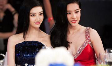 除了白，在合影中還有另外一個制勝法寶，就是——高。