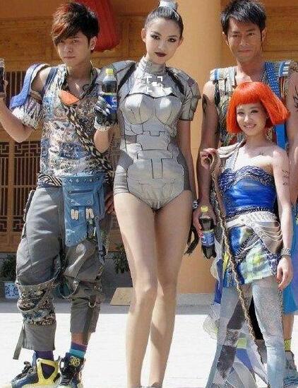 在張梓琳面前，章子怡的胸才到人家腰線的位置……