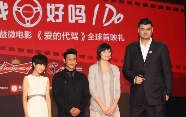 易建聯(lián)與姚明的合影本來好好的，丁俊暉一出現(xiàn)，立馬變“深V”，心疼小暉一秒