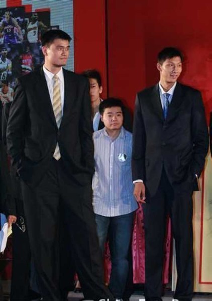 鄧超夫婦以及于嘉、林書豪，放在人群里都是不錯的身高，顯然，他們選錯了參照物。