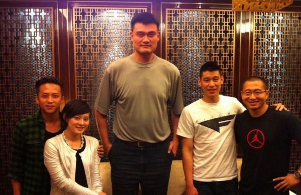 姚明+曾志偉，心疼兩人的脖子……