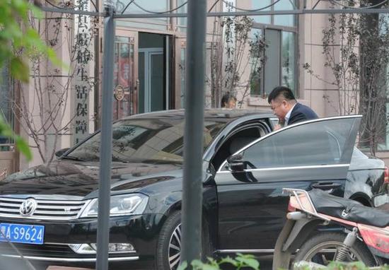 程海濤局長駕駛的假牌車，停在縣低保局門前