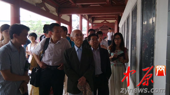 余光中、汪國真做客杜甫故里 共話詩圣家國情懷