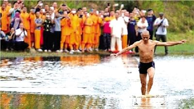 網(wǎng)傳“輕功水上漂” 嵩山少林武僧:只有小說里才有 網(wǎng)傳“輕功水上漂” 嵩山少林武僧:只有小說里才有