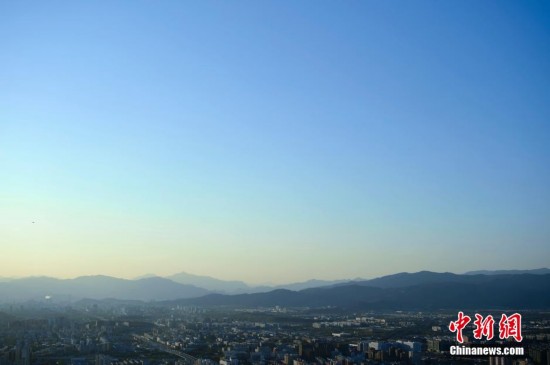 北京多舉措保障APEC會議期間空氣質(zhì)量 藍(lán)天綻放