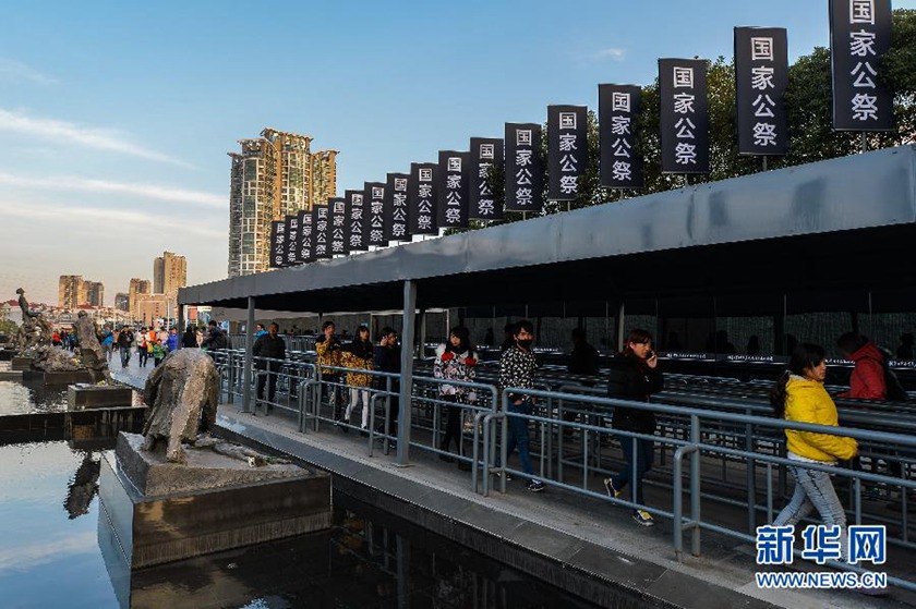 12月14日,觀眾排隊進入侵華日軍南京大屠殺遇難同胞紀念館參觀。新華社記者 沈鵬 攝