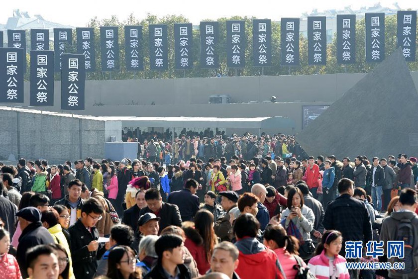 12月14日,參觀者在南京大屠殺遇難同胞紀念館參觀。　　新華社記者孫參攝