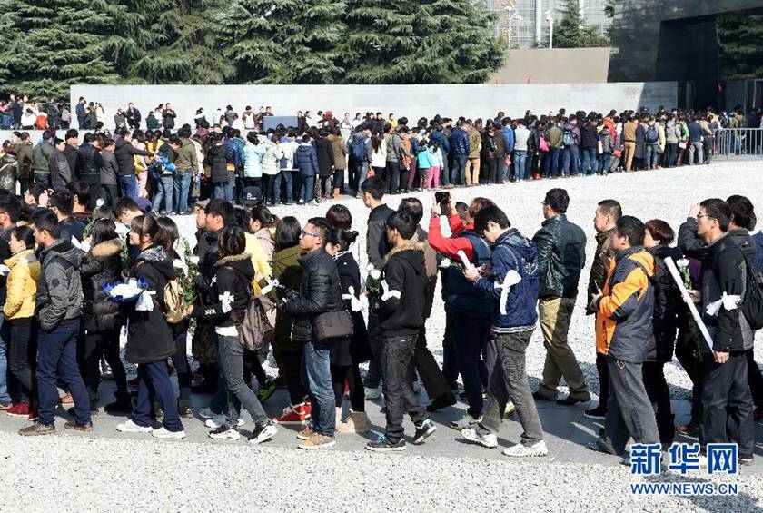  12月14日,參觀者在排隊進入紀念館展館參觀。新華社記者孫參攝