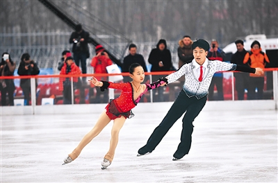 12月18日,五棵松冰世界體育樂園正式開門迎客,圖為花樣滑冰運(yùn)動員進(jìn)行表演。