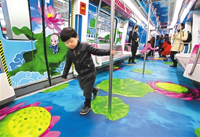 圖為試乘乘客流連忘返。