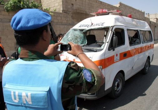 一名聯(lián)合國監(jiān)督團成員在大馬士革郊區(qū)為一輛被毀救護車拍照 一名聯(lián)合國監(jiān)督團成員在大馬士革郊區(qū)為一輛被毀救護車拍照