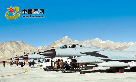 后勤官兵進駐雪域高原機場提供后勤支撐。解放軍報特約記者 劉應華攝