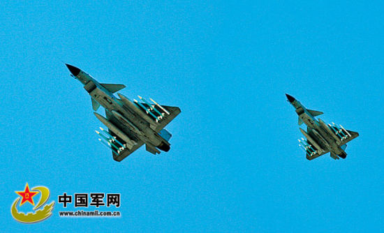 戰(zhàn)機(jī)升空開(kāi)展對(duì)抗訓(xùn)練。肖燕錦攝