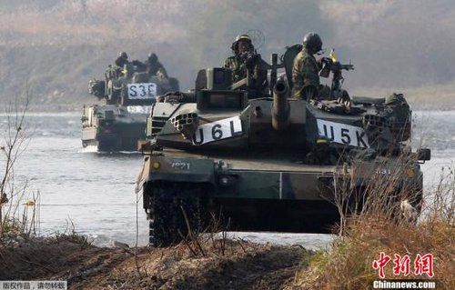 　資料圖：2011年11月2日，韓國軍隊在首爾東南100公里的驪州進(jìn)行軍事演習(xí)。